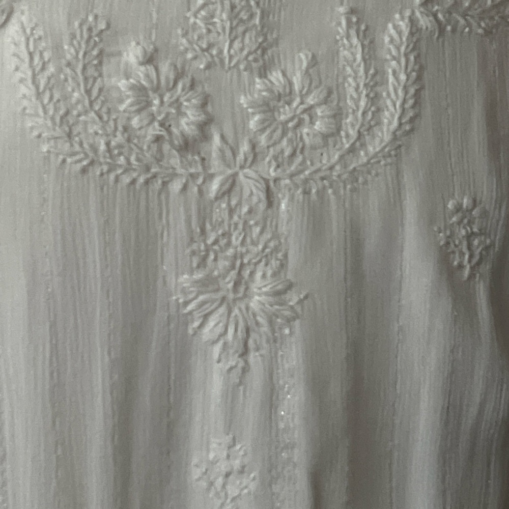Rachel Zoe white Blouse with Tassel Detail and silver threads throughout cloth - Picture 5 of 10